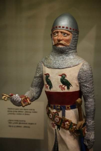 A statue of a knight
Description automatically generated